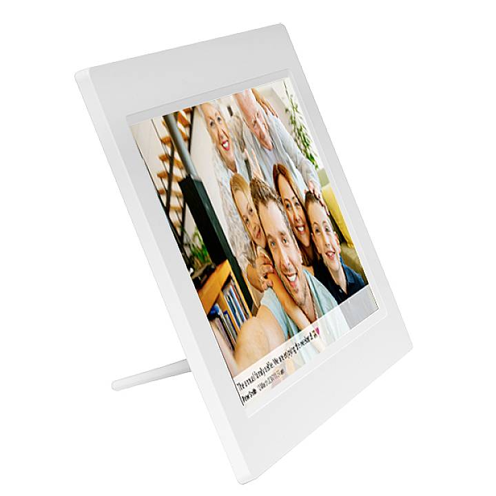 Digitale fotolijst met een familiefoto waarop meerdere blije personen staan. De lijst staat licht schuin op een steun.