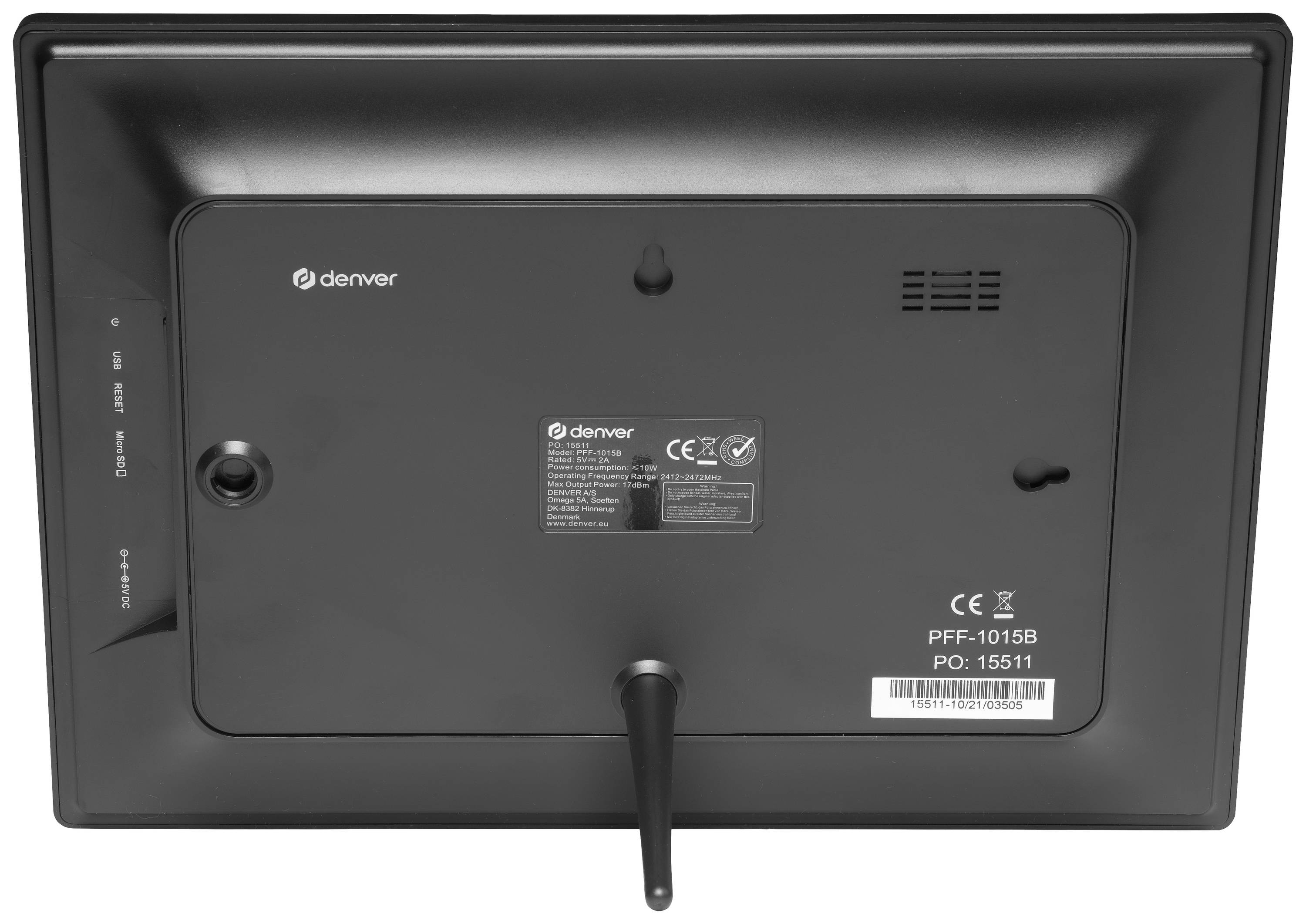 Achterkant van een digitaal fotolijstje met standaard, bedieningsknoppen en aansluiting voor voedingsadapter. Merknaam 'denver' zichtbaar.