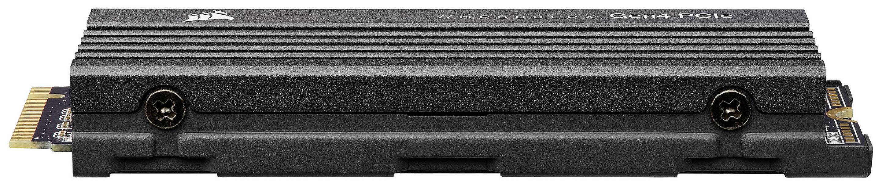 Zwarte, geribbelde SSD-heatsink met zichtbare schroeven, voor de koeling van elektronische componenten, op een witte achtergrond.