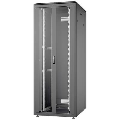 Een lege zwarte serverrack met glazen deur, staand, klaar voor de installatie van IT-apparatuur in een datacenteromgeving.