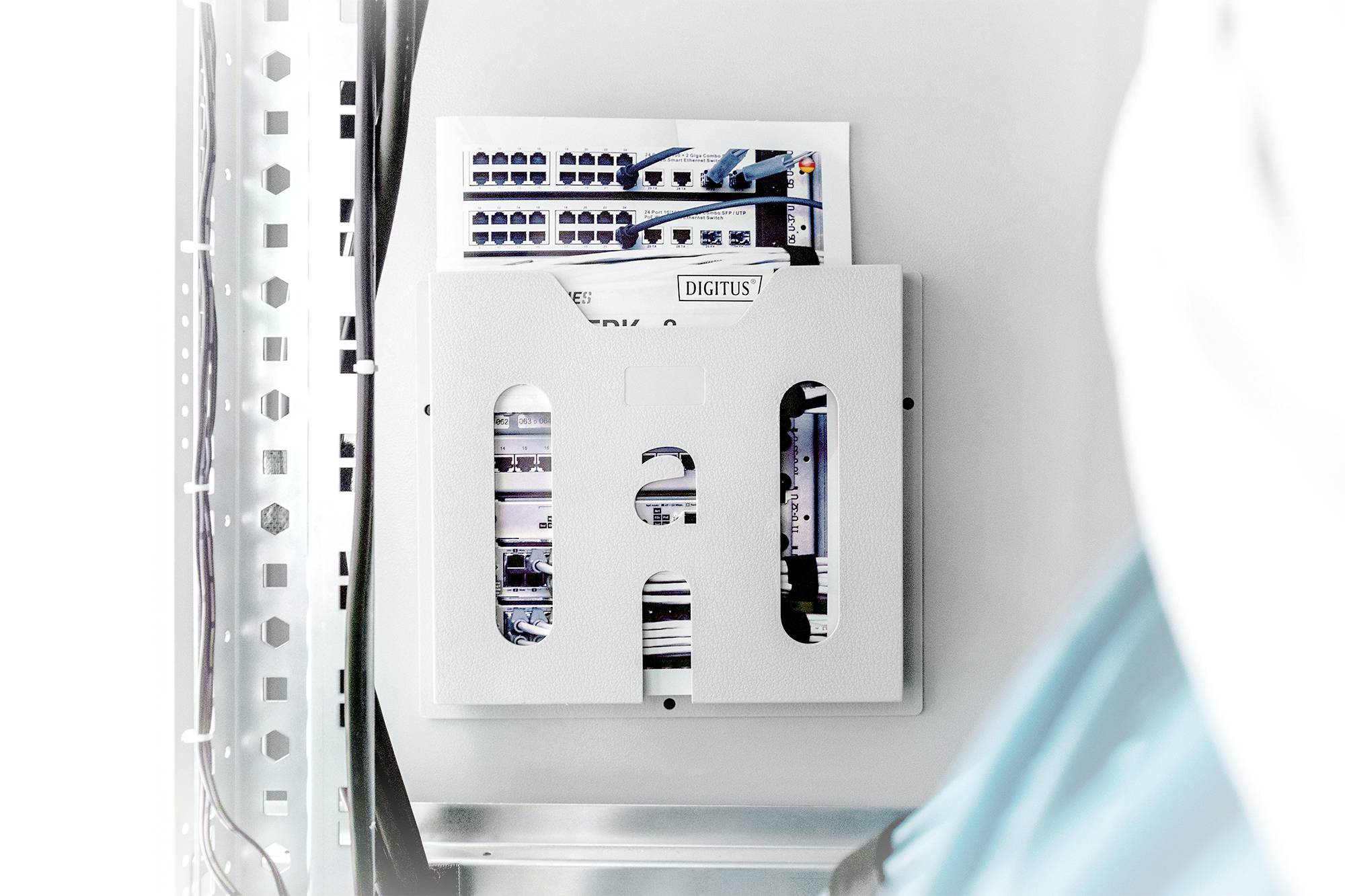 Map met technische tekeningen en diagrammen, gemonteerd aan een metalen muur.