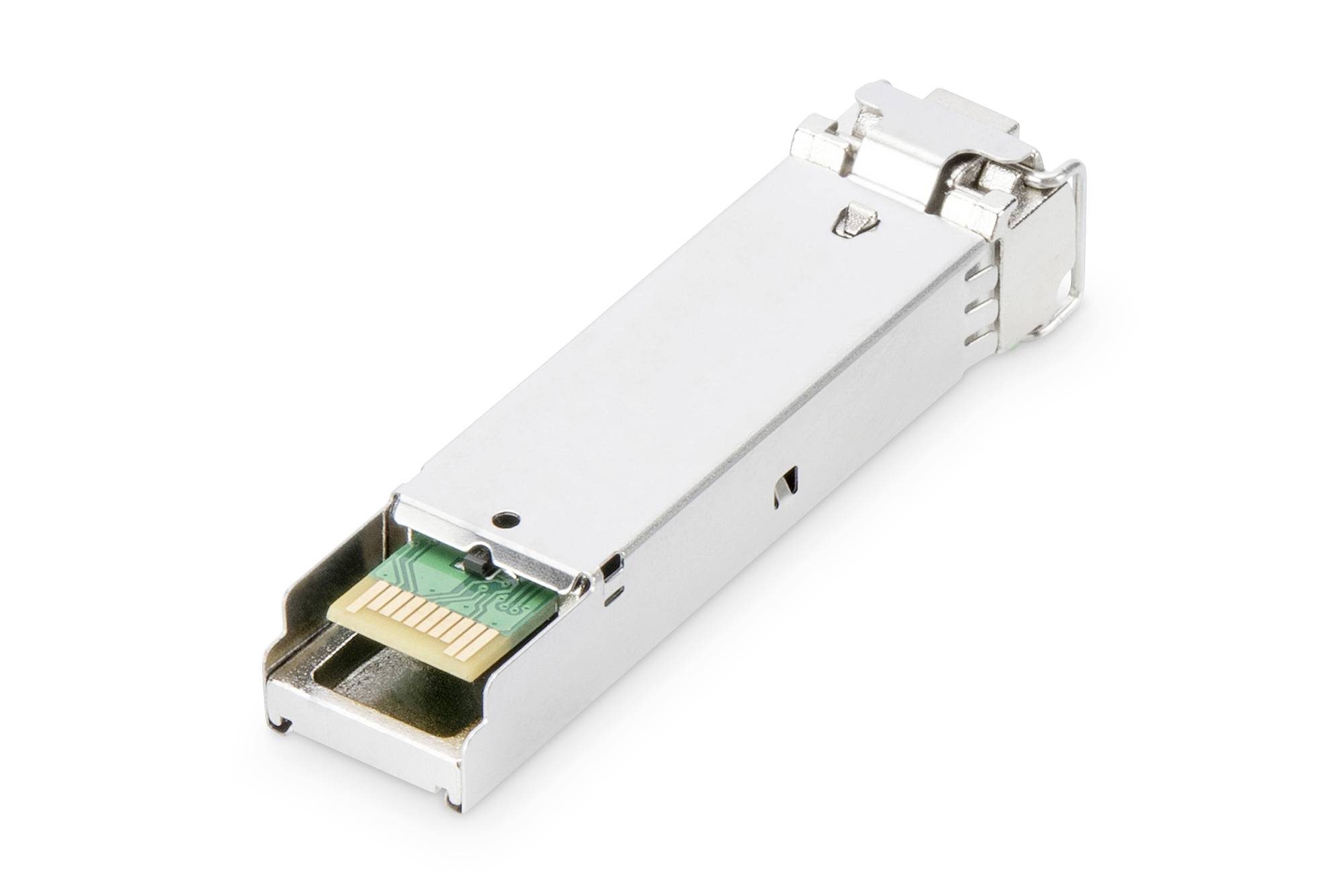 Een zilveren SFP-module-stekker voor netwerkverbindingen ligt op een wit oppervlak.
