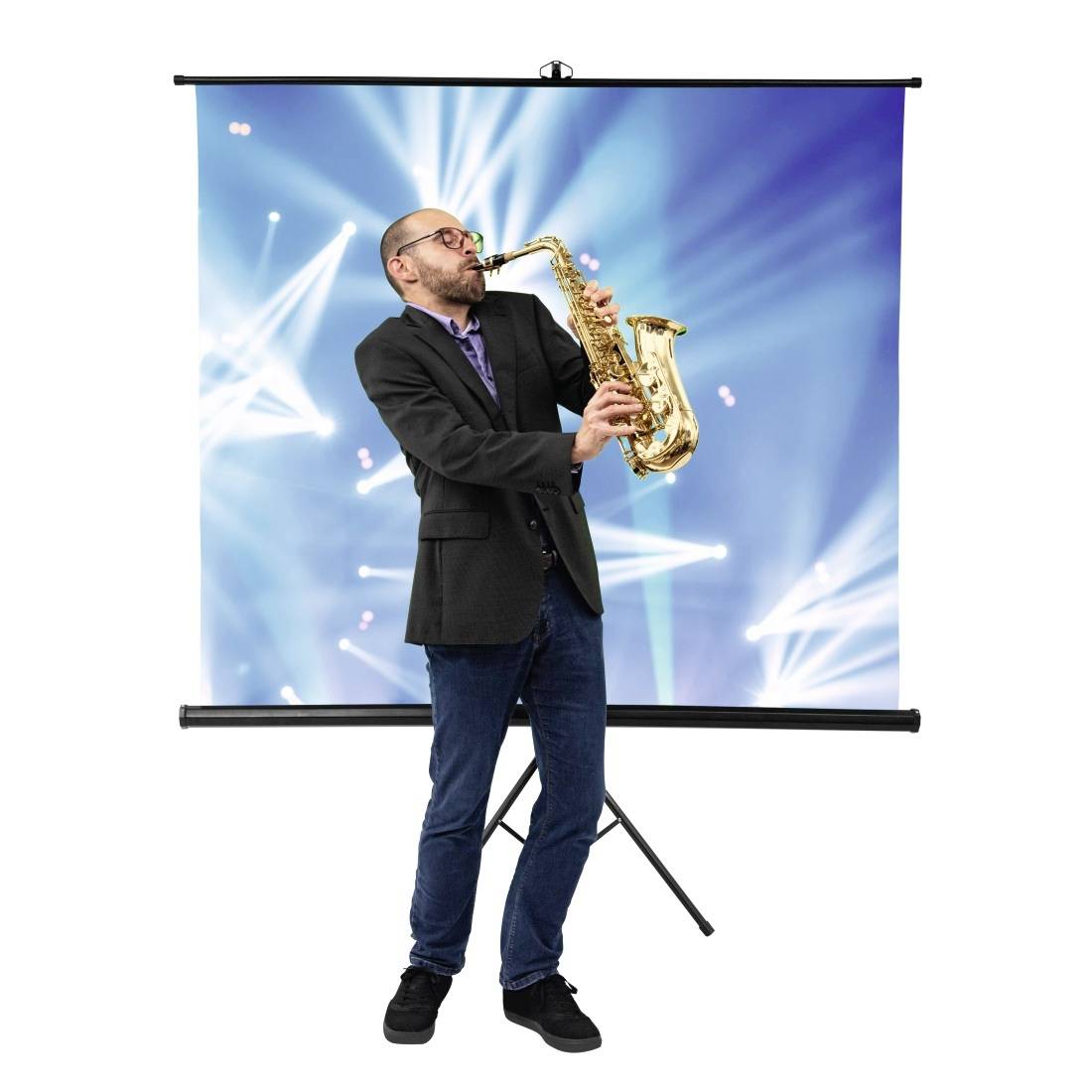 Een man speelt saxofoon voor een achtergrond met blauwe en witte lichten. De focus ligt op de muziek en de uitvoering.