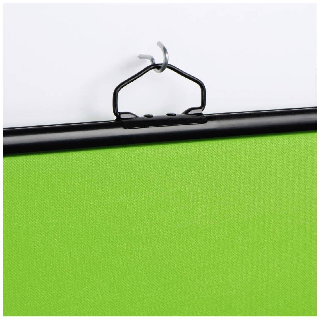 Groen Rollorama-canvasdoek, opgehangen aan een haak. Bovenste zwarte rand met bevestiging zichtbaar.