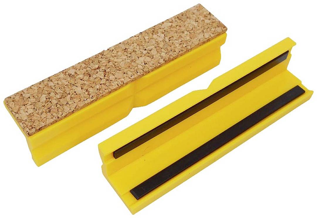 Twee gele schuurblokken, één met een kurken oppervlak, de andere met een rubberen oppervlak, liggen op een witte achtergrond.