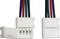 Twee witte stekkers verbonden met vier meerkleurige draden (blauw, rood, groen, zwart). Elektronische kabelverbinding.