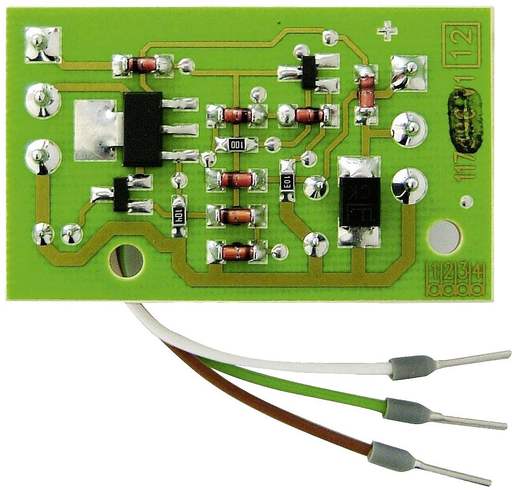 Groene printplaat met verschillende elektronische componenten, weerstanden en een microchip. Drie draden (wit, bruin, groen) steken uit.