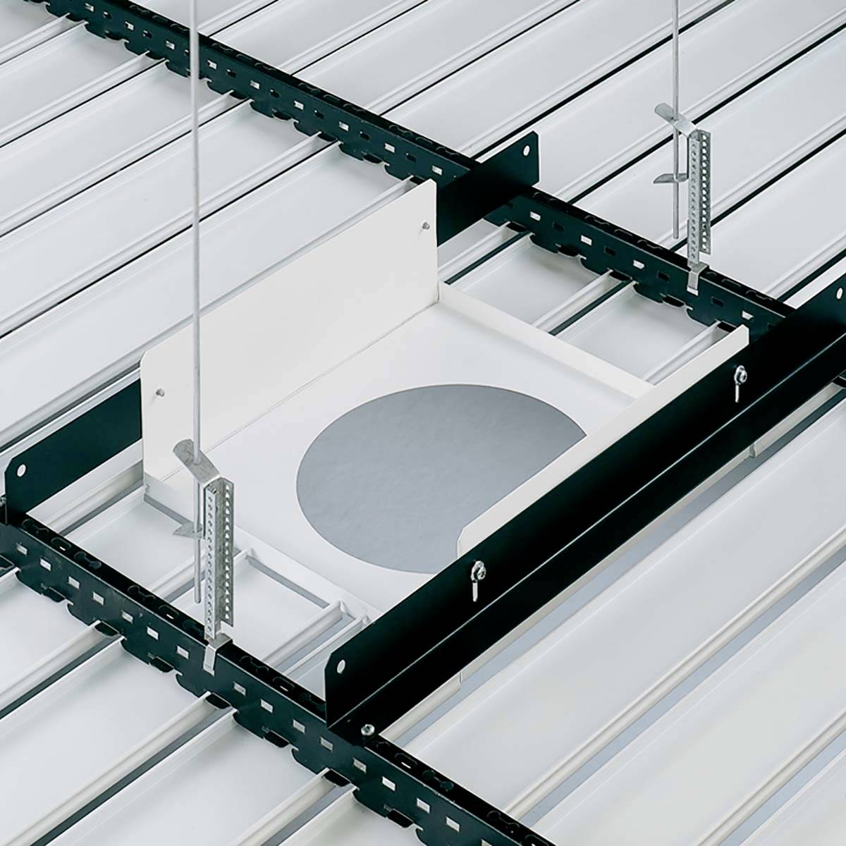 Plafondmontagersysteem met rails en rechthoekige platen ter ondersteuning van kabelinstallaties in een gebouw.