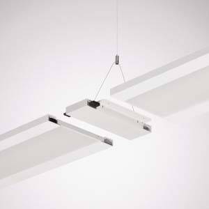 Minimalistische plafondlamp met rechthoekig, zwevend ontwerp. Ophangsysteem in het midden bevestigd.