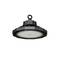 Een zwarte, ronde LED-armatuur met grote reflector, geschikt voor industrieel of commercieel gebruik, hangt van bovenaf.