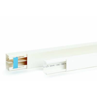 Een witte kabelgoot met afneembaar deksel en geïntegreerde bevestiging. Geschikt voor nette kabelgeleiding in binnenruimtes.