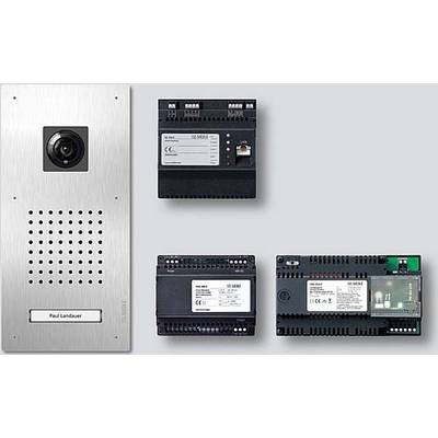 Verschillende elektronische apparaten aan een muur, waaronder twee bedieningspanelen en twee besturingseenheden met labels en aansluitingen.