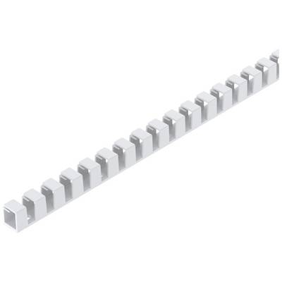 Een witte kabelgoot met gelijkmatig verdeelde vierkante openingen voor de organisatie van kabels.