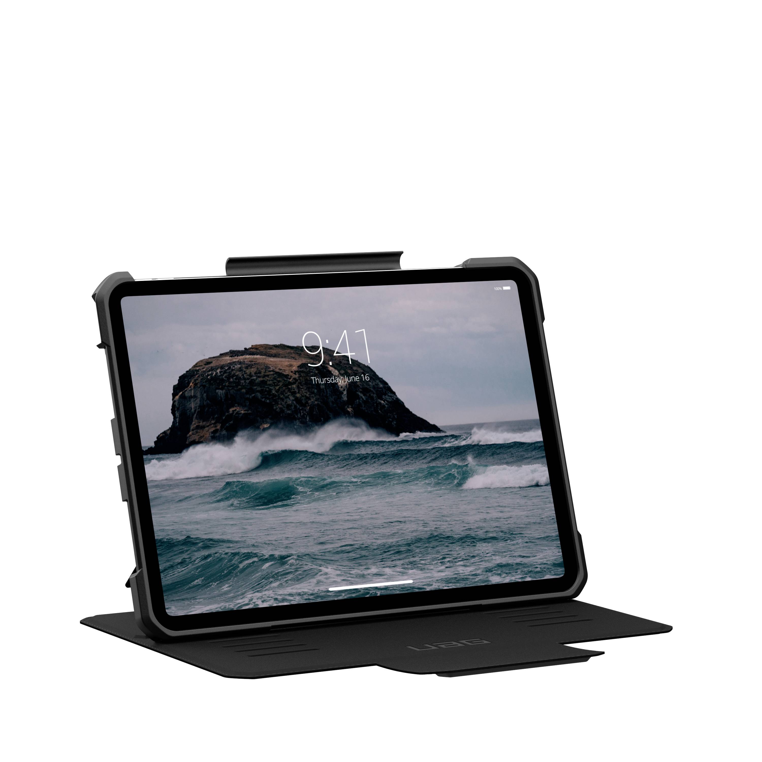 Een tablet in een zwart etui toont een schermachtergrond met een stormachtige zee en rotsen.