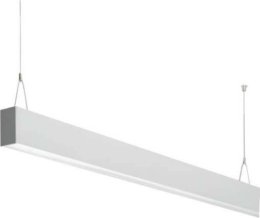 Een eenvoudige, moderne hanglamp met een rechthoekig, plat ontwerp van aluminium, geïnstalleerd in een lichte ruimte.