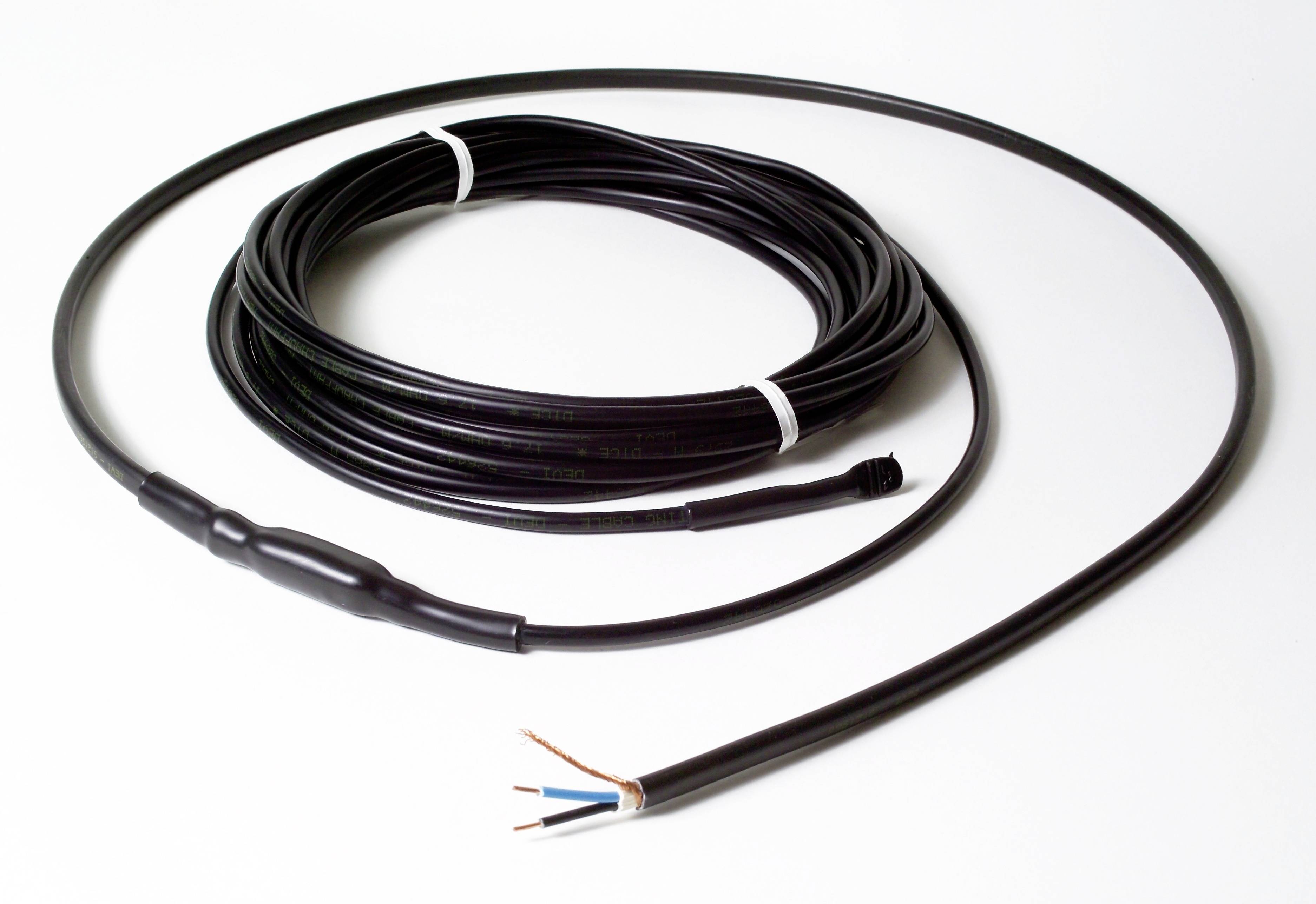Een lang, zwart kabel met twee loshangende draden en een verdikt middendeel ligt opgerold op een witte achtergrond.