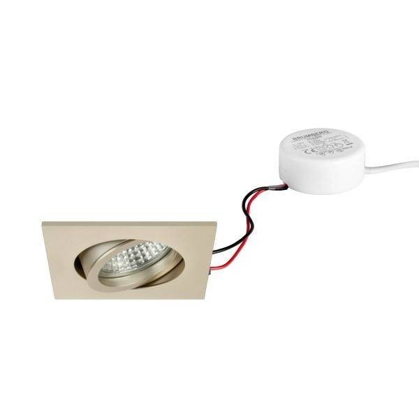 Een vierkante, verstelbare led-plafondspot van geborsteld metaal, aangesloten met kabels op een ronde driver.
