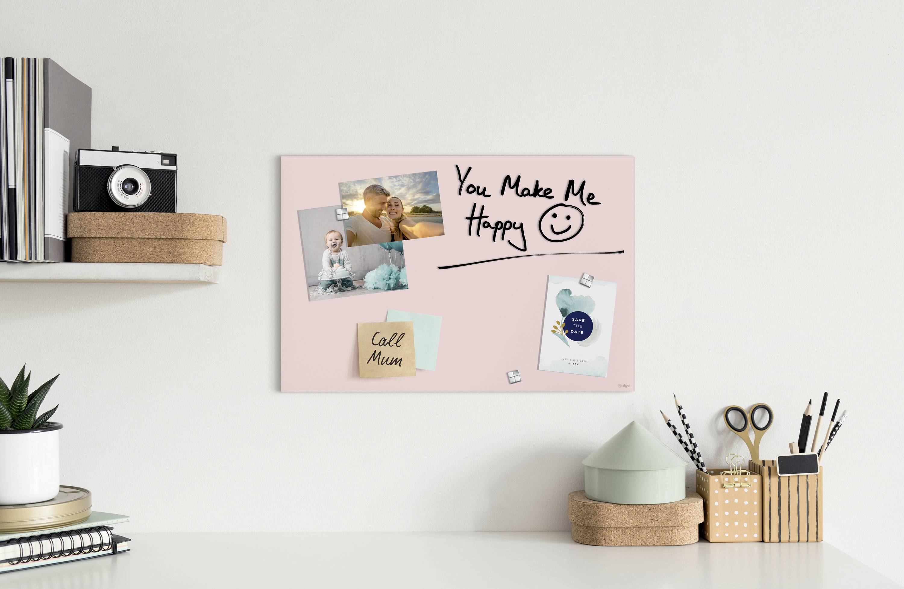 Een prikbord met foto's, een notitie 'Bel Mama', een kaart en de tekst 'You Make Me Happy' op een lichte achtergrond.