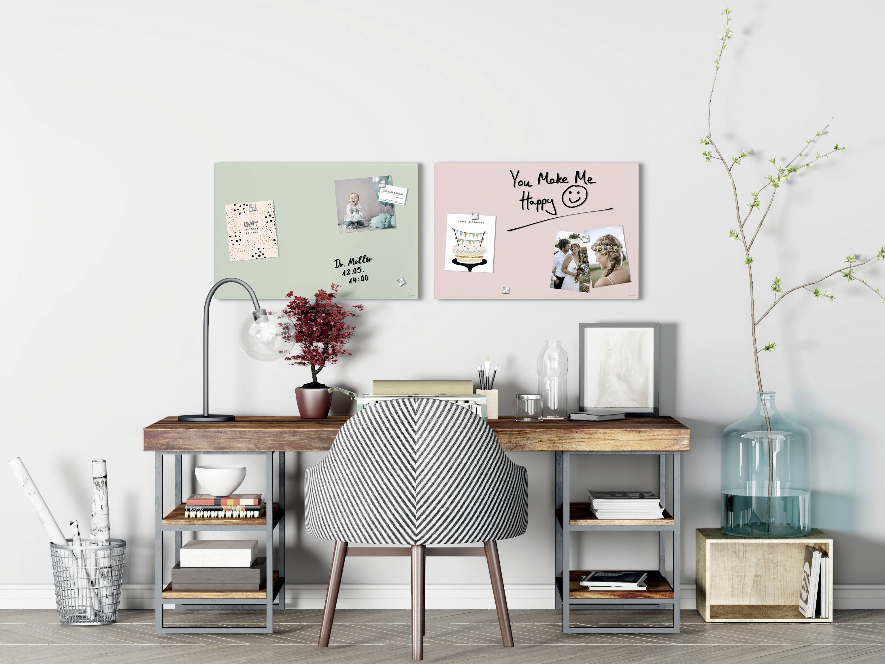 Modern bureau met stoel, plant, lamp en twee prikborden. Op de prikborden zijn foto's en notities te zien.