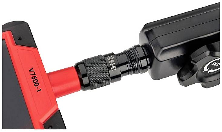 Close-up van een zwart en rood elektrisch apparaat met kabelaansluiting.