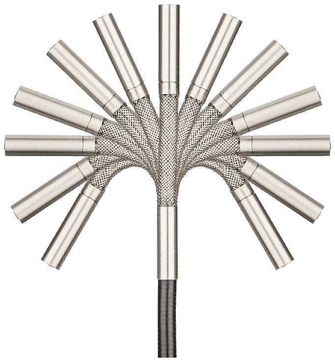 Een kabel verdeelt zich gelijkmatig in twaalf kleinere kabels, die waaiervormig zijn gerangschikt. Elke kleine kabel heeft een metalen beschermhuls.