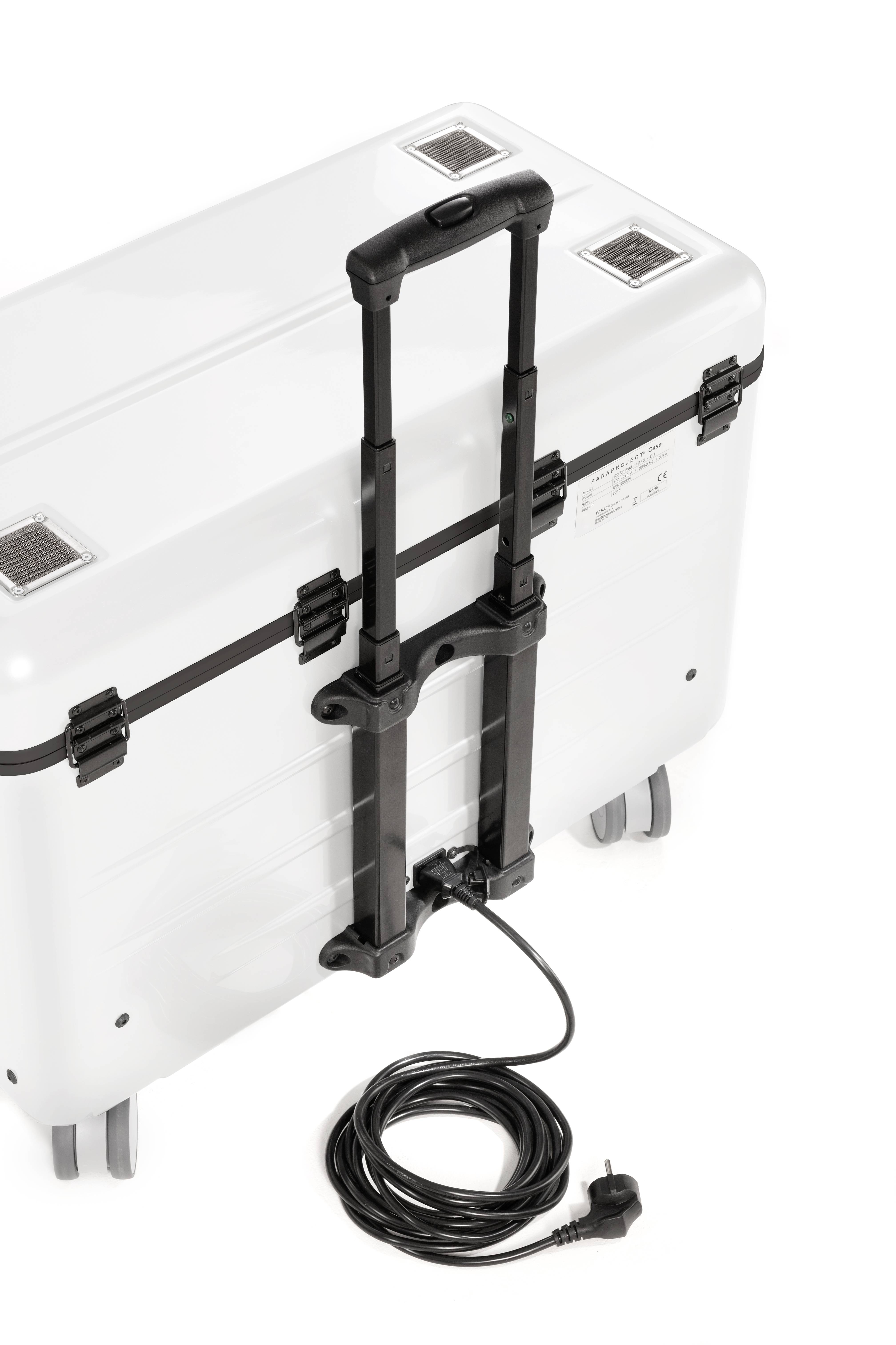 Een witte trolley met uittrekbare handgreep en kabel met stekker. De koffer heeft vier wielen en verschuifbare sluitingen aan de zijkanten.