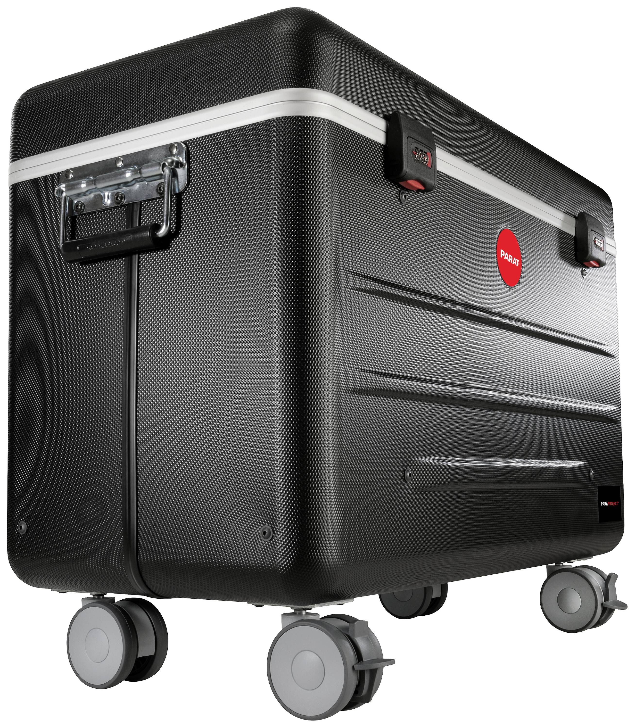 Een zwarte, robuuste koffer met vier wielen en een rood logo. Geschikt voor veilige opslag en gemakkelijk transport.