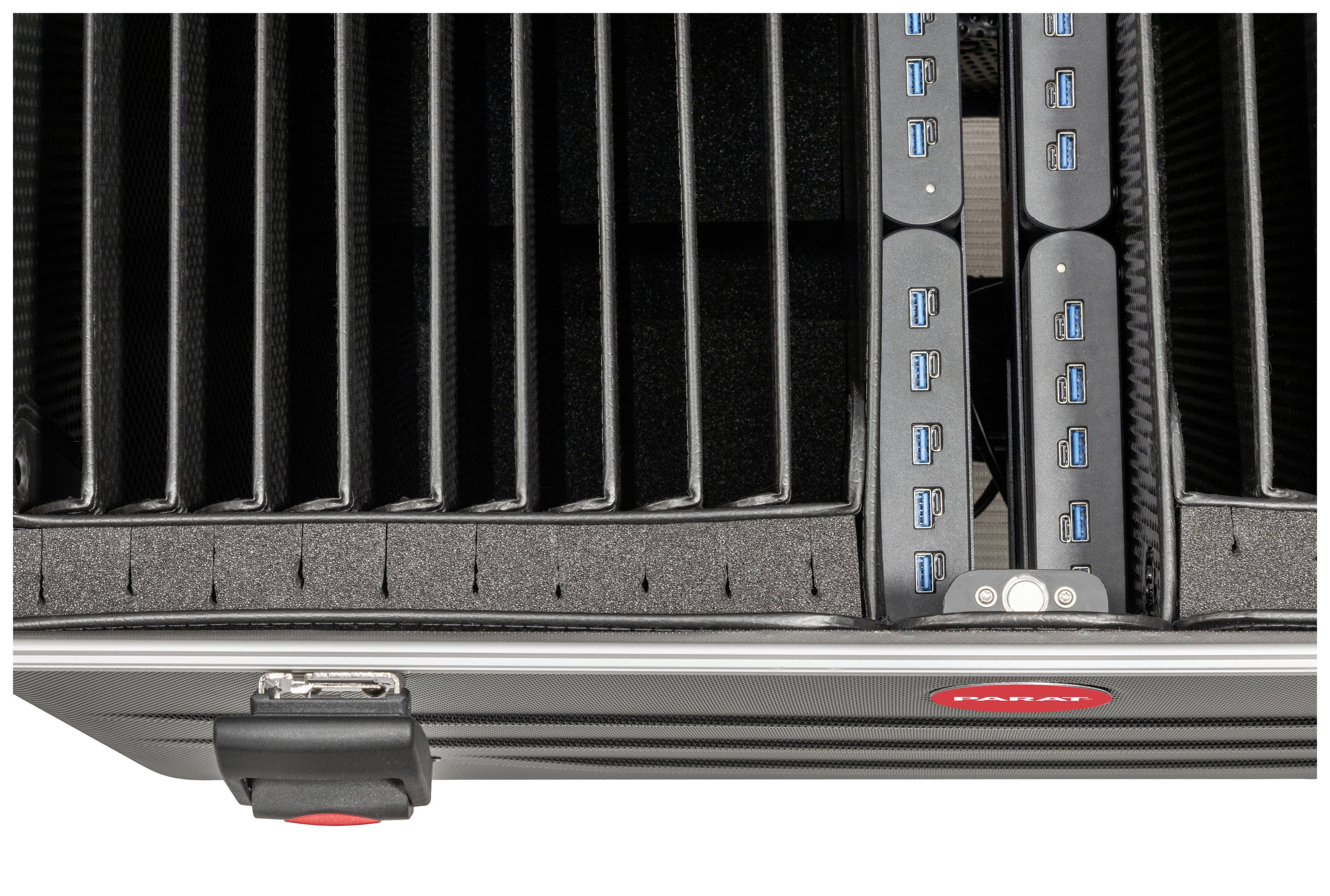 Open koffer met meerdere USB-poorten en compartimenten voor het veilig opladen en transporteren van elektronische apparaten.