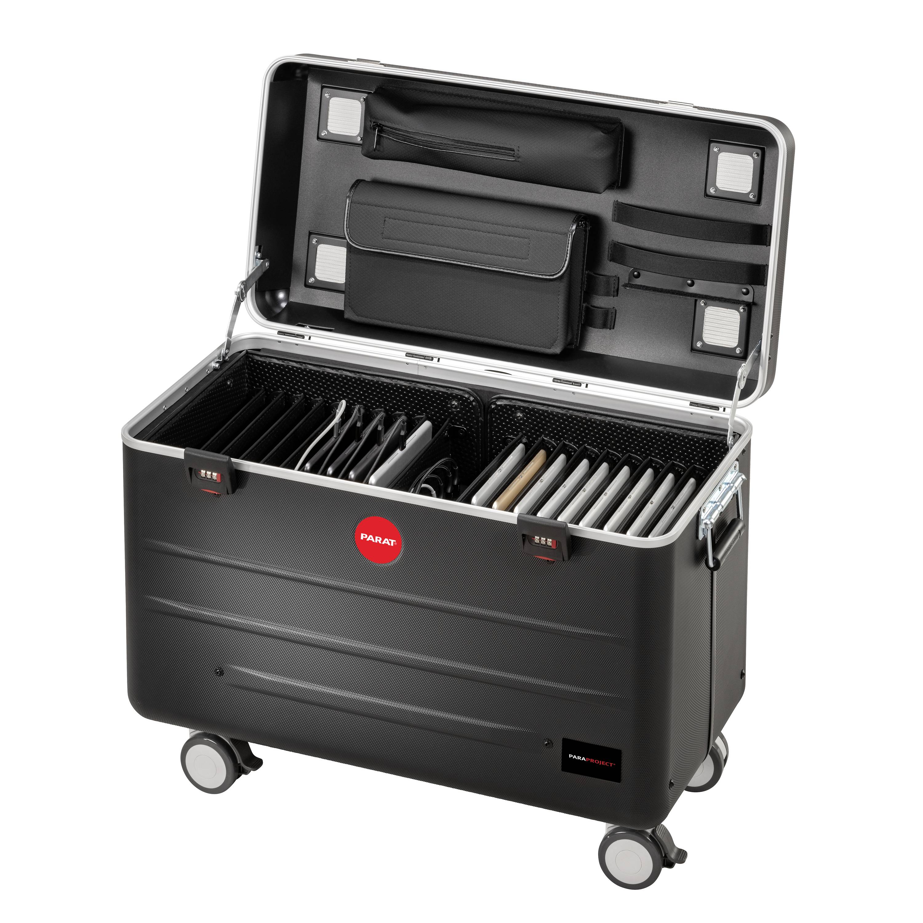 Grote rolkoffer geopend, toont meerdere tablets in geordende rijen. Bevat extra accessoires in de dekselhouder.