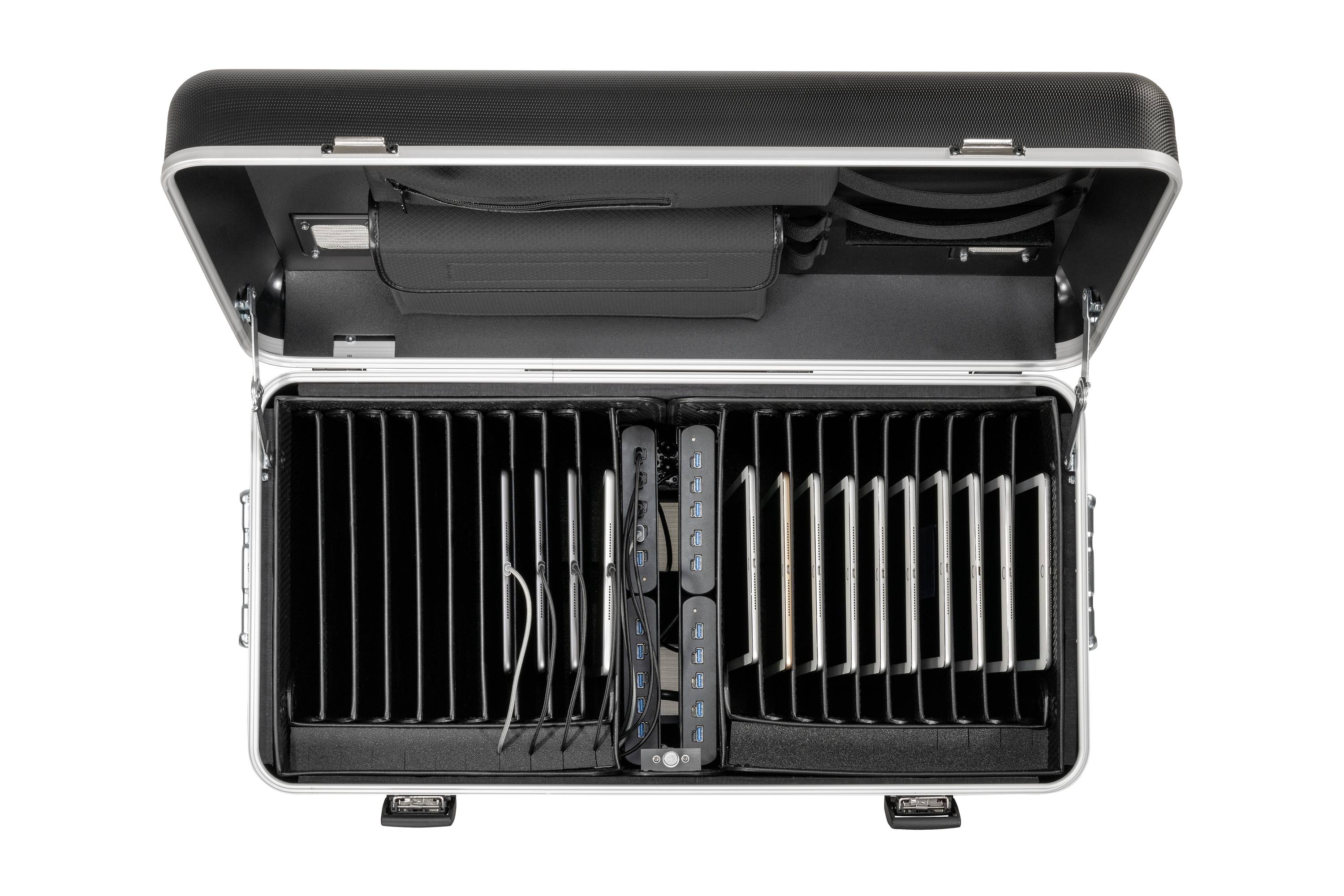 Een open koffer met meerdere tablets georganiseerd in vakken en voorzien van laadkabels. De koffer is bedoeld voor veilige opslag en opladen.