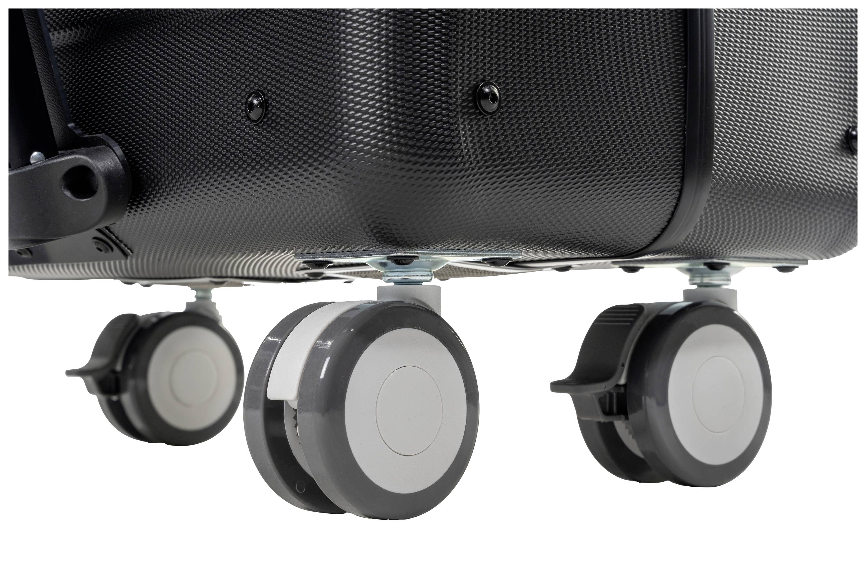 Close-up van een koffer met vier stevige, draaibare wielen. De koffer is zwart en ziet er stevig uit, geschikt voor reizen.
