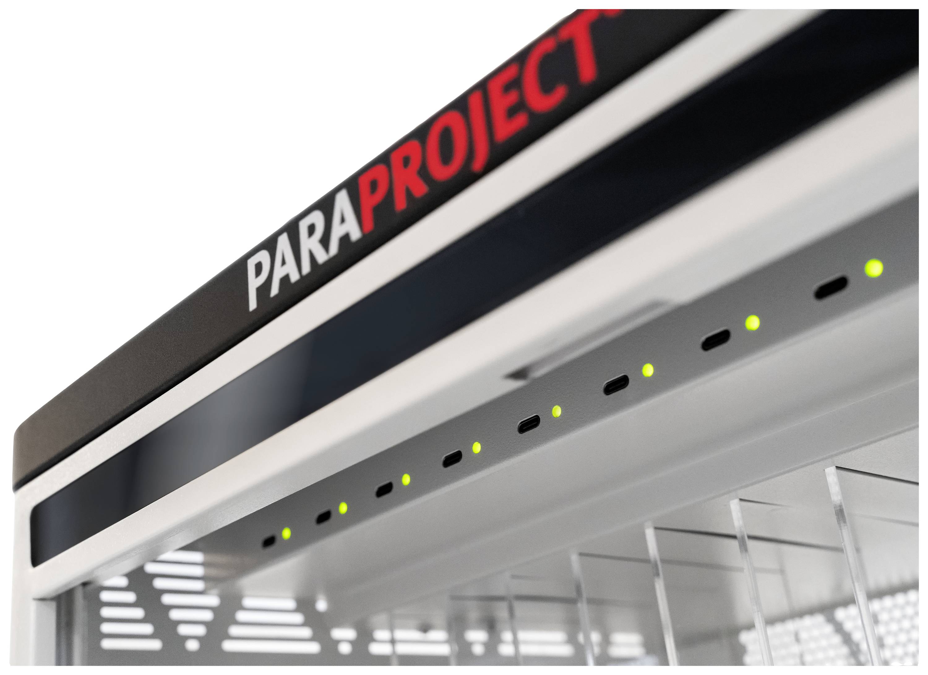 Een gedeeltelijk verlicht display van een vitrine met de tekst 'PARAPROJECT'.