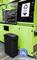 Een groene machine met een bord 'Plastic Recycling'. Daarvoor staat een zwarte vuilnisbak. Rechtsonder bevindt zich het 'Blauer Engel'-logo.