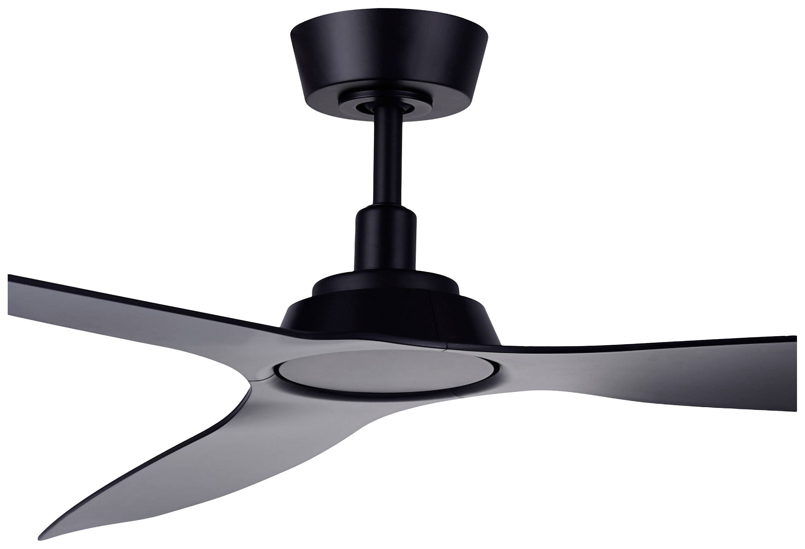 Zwarte plafondventilator met drie gebogen vleugels, moderne stijl.