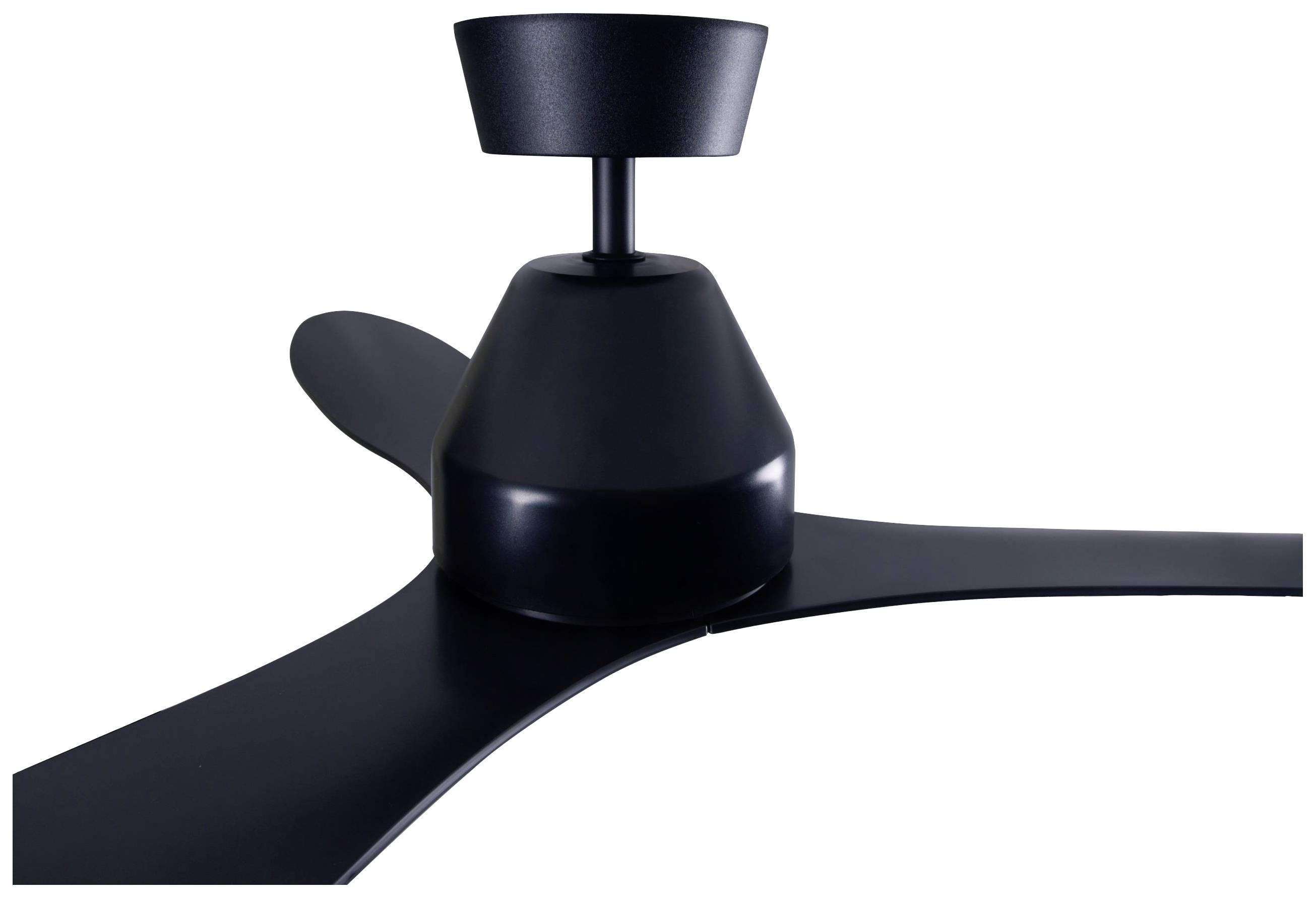 Een moderne, zwarte plafondventilator met drie gebogen vleugels, geschikt voor hedendaagse interieurs.