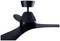Een moderne, zwarte plafondventilator met drie gebogen vleugels, geschikt voor hedendaagse interieurs.