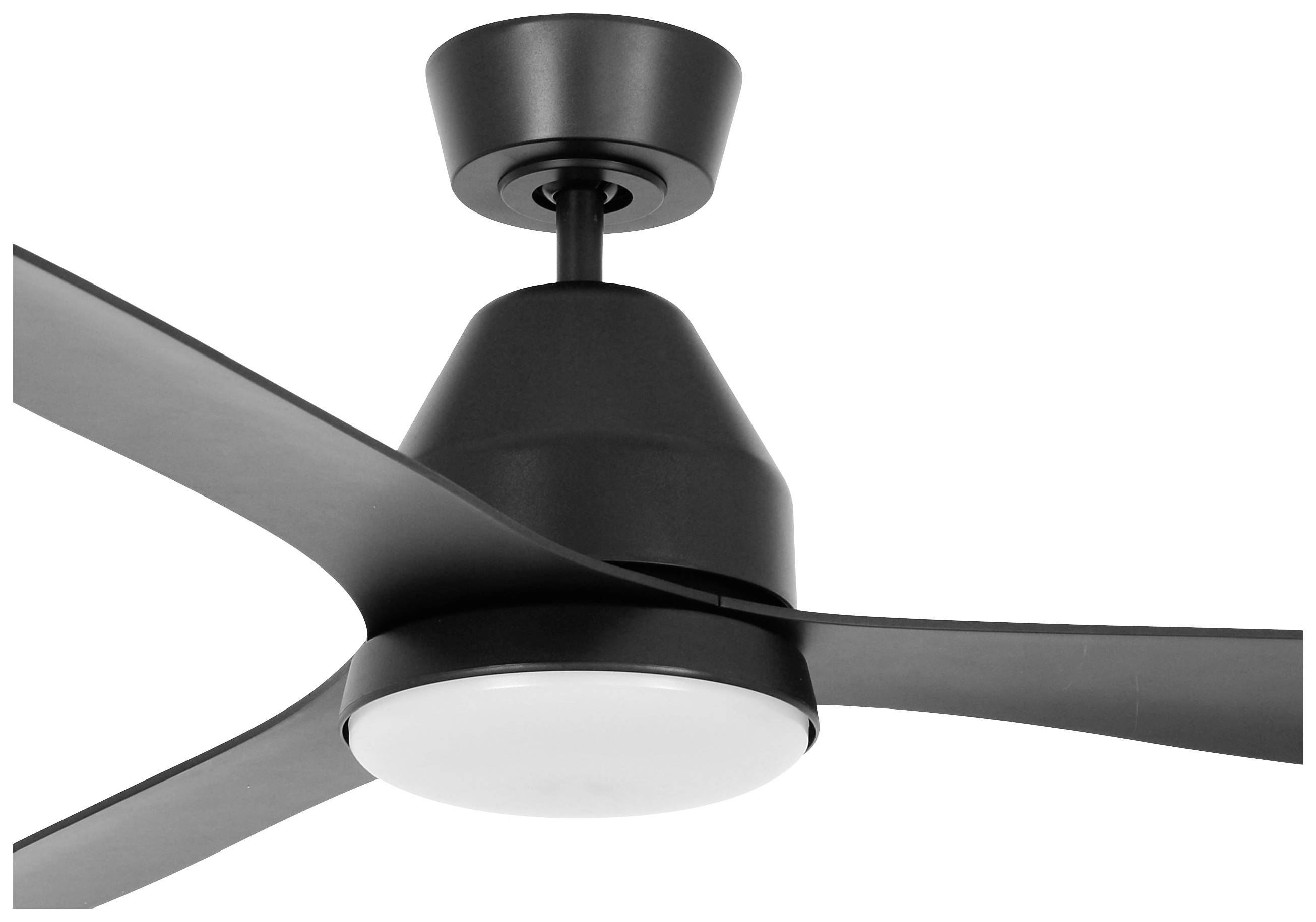 Plafondventilator met drie zwarte vleugels en een witte lamp in het midden, gemonteerd op een zwarte steun aan het plafond.