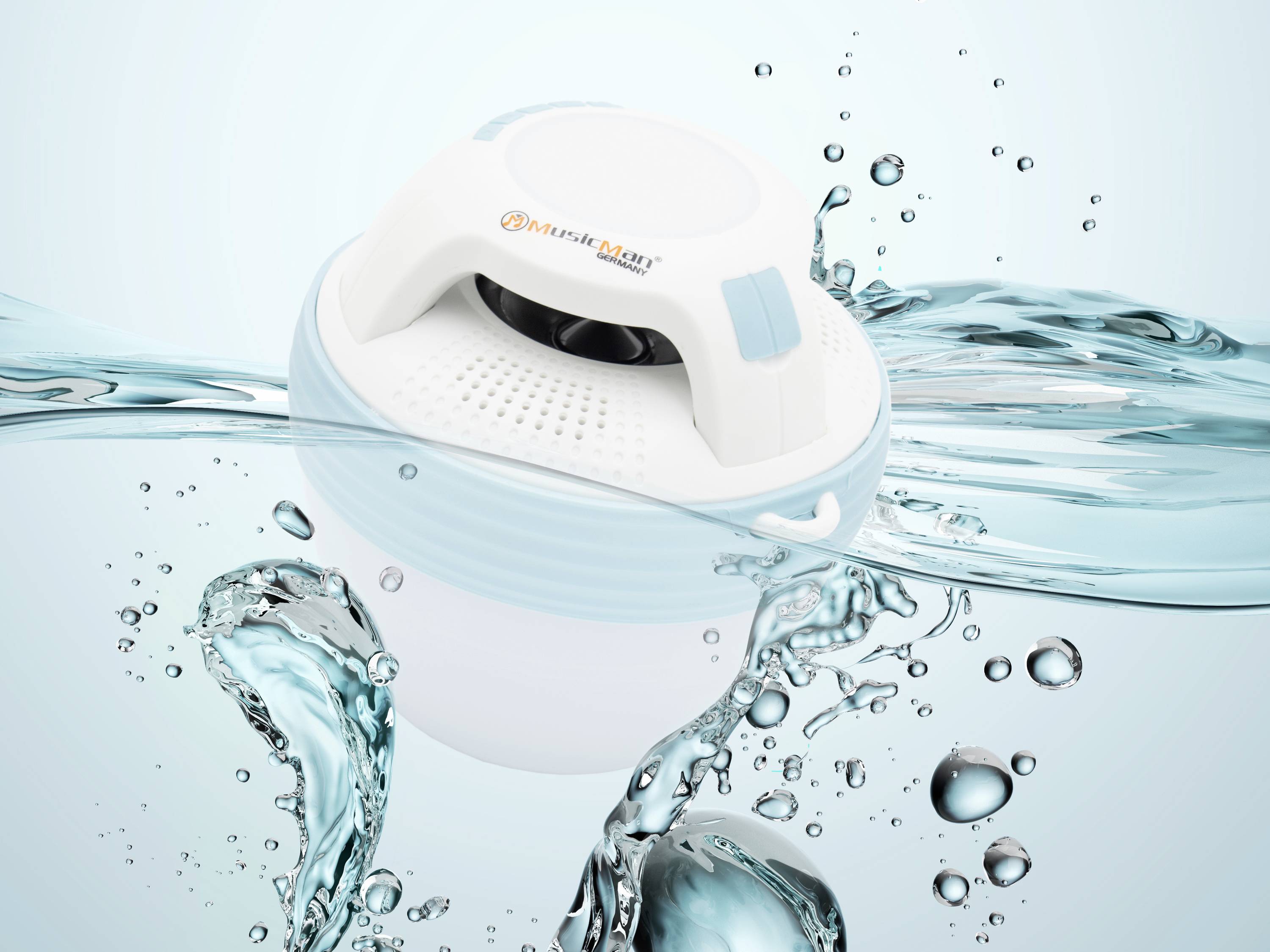 Een draagbare, ronde wasmachine zweeft in het water, omgeven door opspattend water en bellen, voor een lichtblauwe achtergrond.