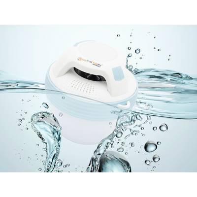 Een draagbare, ronde wasmachine zweeft in het water, omgeven door opspattend water en bellen, voor een lichtblauwe achtergrond.