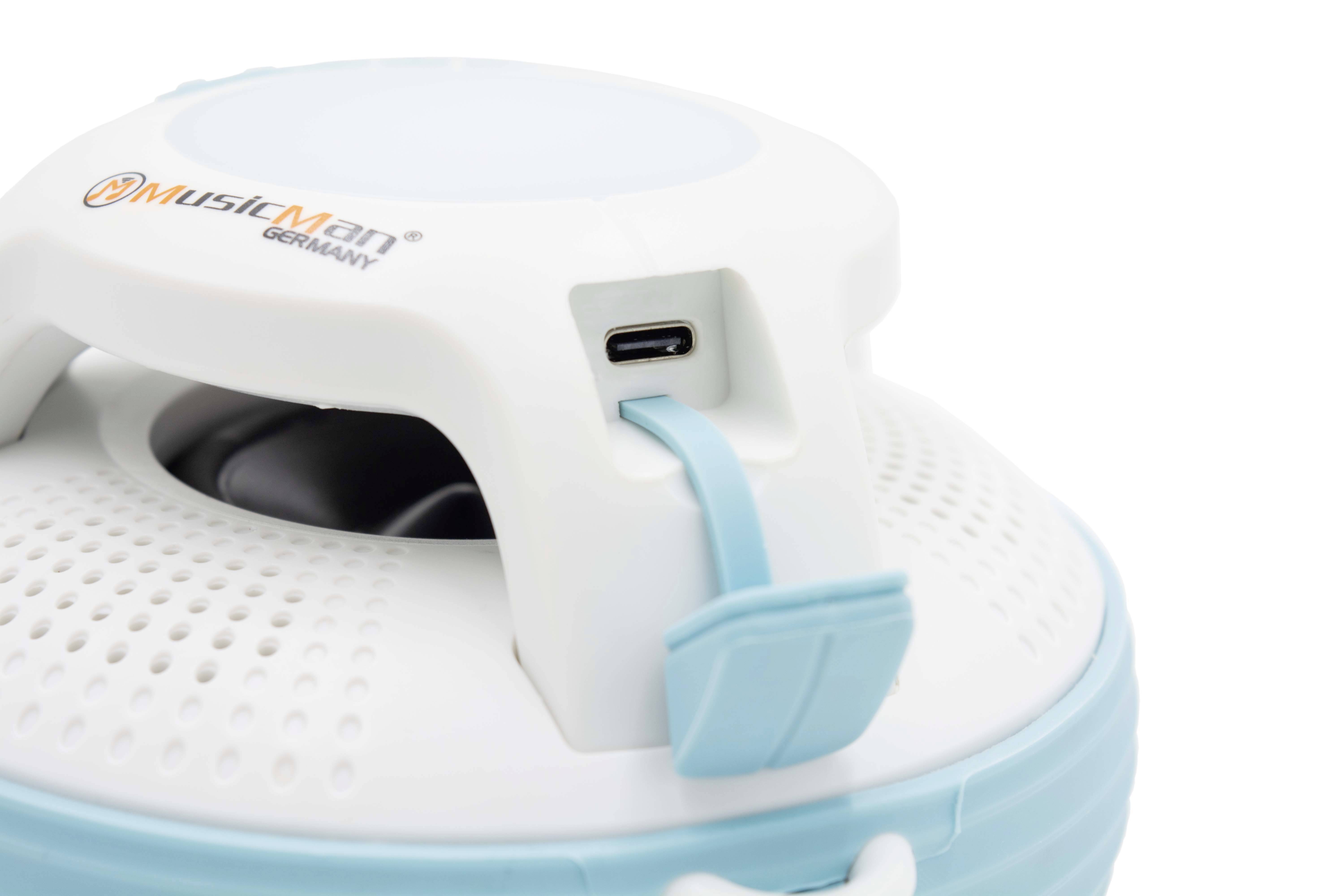 Draagbare luidspreker met een wit behuizing en blauwe accenten. Hij beschikt over een USB-aansluiting en een comfortabel draaglint.