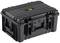 Zwarte, robuuste beschermkoffer met een geel etiket op het deksel. Koffer is voorzien van een handgreep en sluitingen.