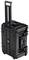 Een robuuste, zwarte trolley met uittrekbare handgreep en stevige sluitingen. Ideaal voor het vervoeren van uitrusting.