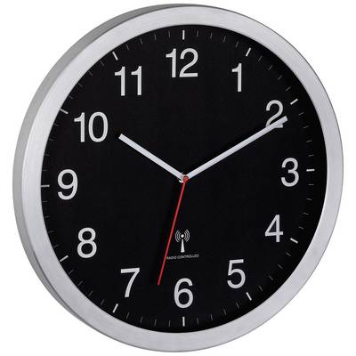 Zwarte radiografische wandklok met zilveren rand, witte cijfers en wijzers. De secondewijzer is rood. Tijd: 10:09.