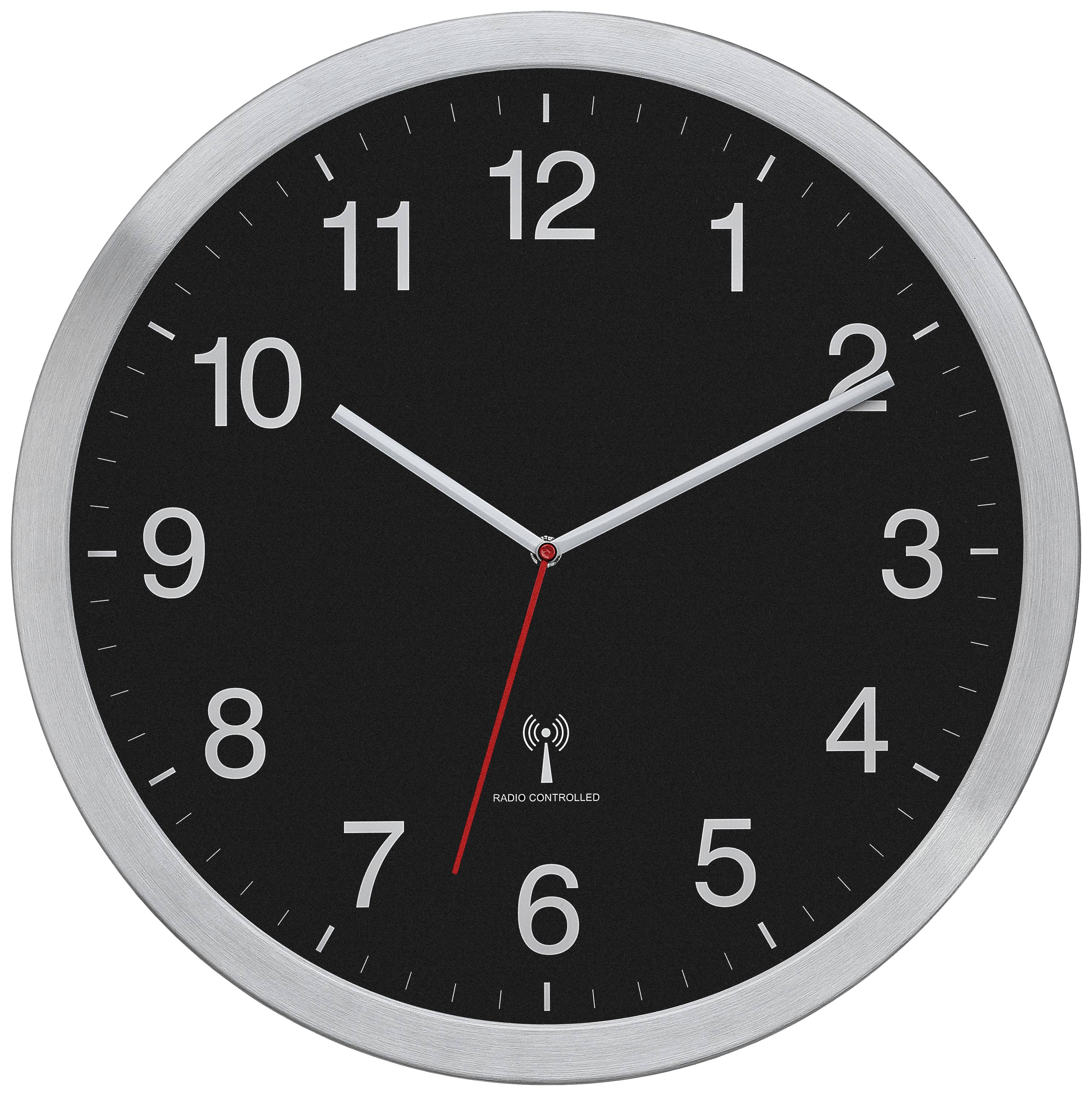 Een ronde wandklok met een zwarte wijzerplaat, zilveren lijst en witte cijfers toont 10:10 uur aan.