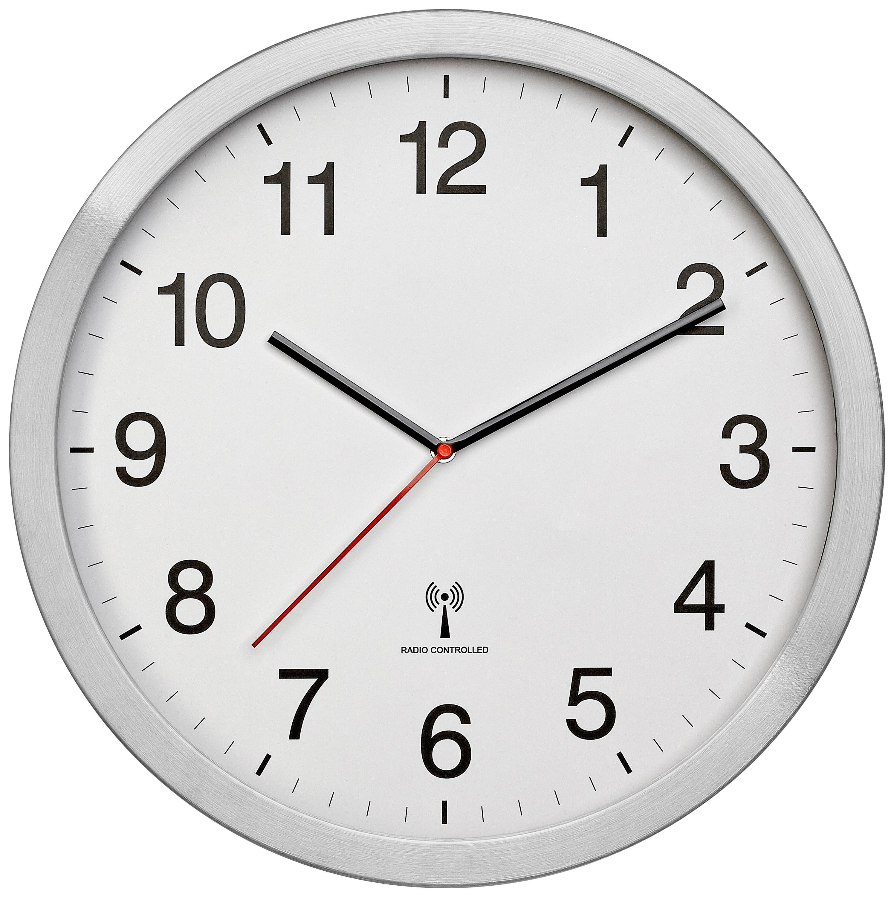 Analoge wandklok toont 10:10 uur, zilveren lijst, zwarte cijfers en wijzers, rode secondewijzer, opschrift 'Radiografisch bestuurde klok'.