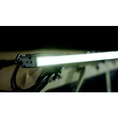 Een verlichte LED-strip die is gemonteerd op een donkere achtergrond. Het lijkt een verlichtingsoplossing in het dak van een voertuig te zijn.