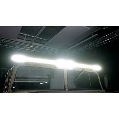 Een terreinwagen met een helder schijnende LED-lichtbalk op het dak, staat in een industriële ruimte met zichtbare buisleidingen en verlichting.