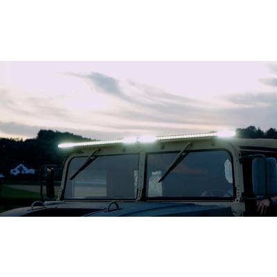 Een voertuig met ingeschakelde LED-lichten op het dak, bij zonsondergang in de buitenlucht. Op de achtergrond zijn bomen zichtbaar.