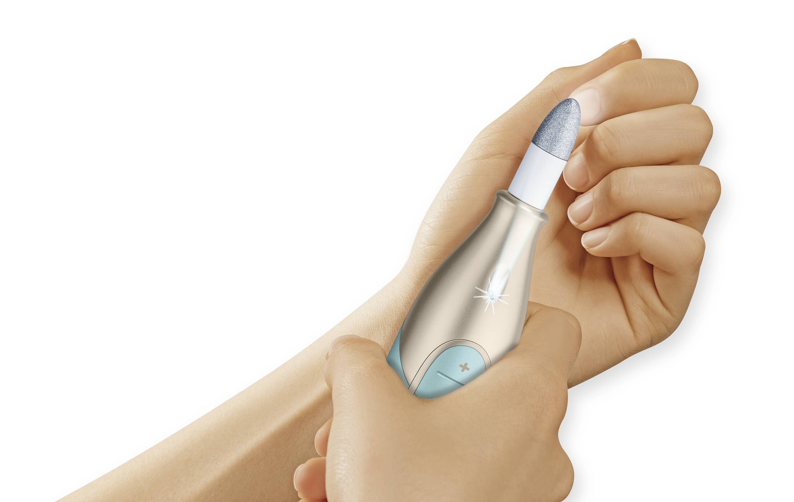 Een hand houdt een elektrisch manicureapparaat vast, gericht op de nagel van de andere hand. Het apparaat heeft een blauw-witte kop.