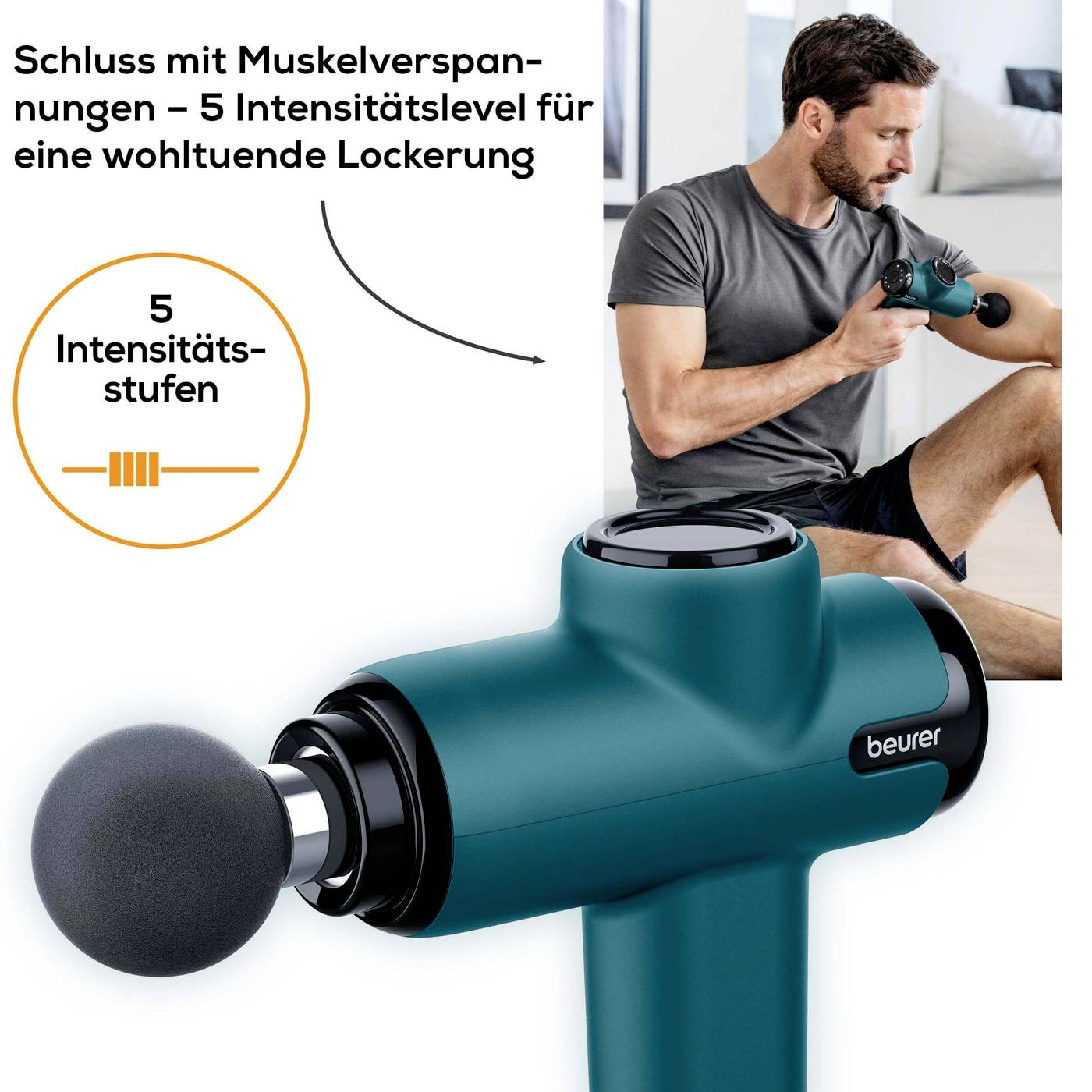 Een man gebruikt een massagepistool op zijn bovenbeen. Tekst op de afbeelding: 'Stop spierspanning – met 5 intensiteitsniveaus voor heerlijke ontspanning'.